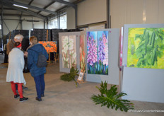 Alsof de bloemen in de kas nog niet genoeg kunst waren, ook in de schuur bij Van Os Chrysanten kunst, van Anja Keizer wel te verstaan